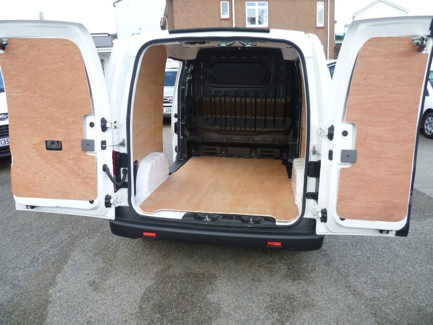 NISSAN NV200