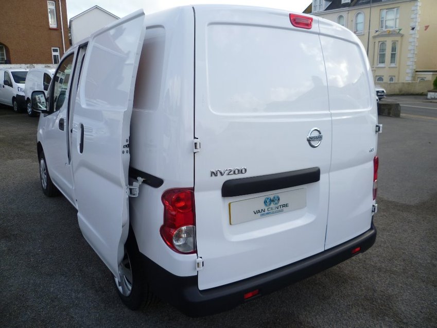 NISSAN NV200