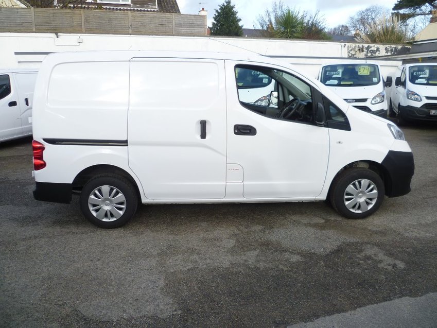 NISSAN NV200