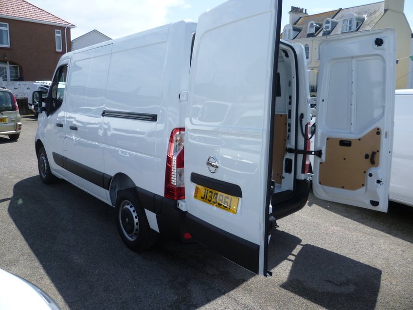 NISSAN NV400