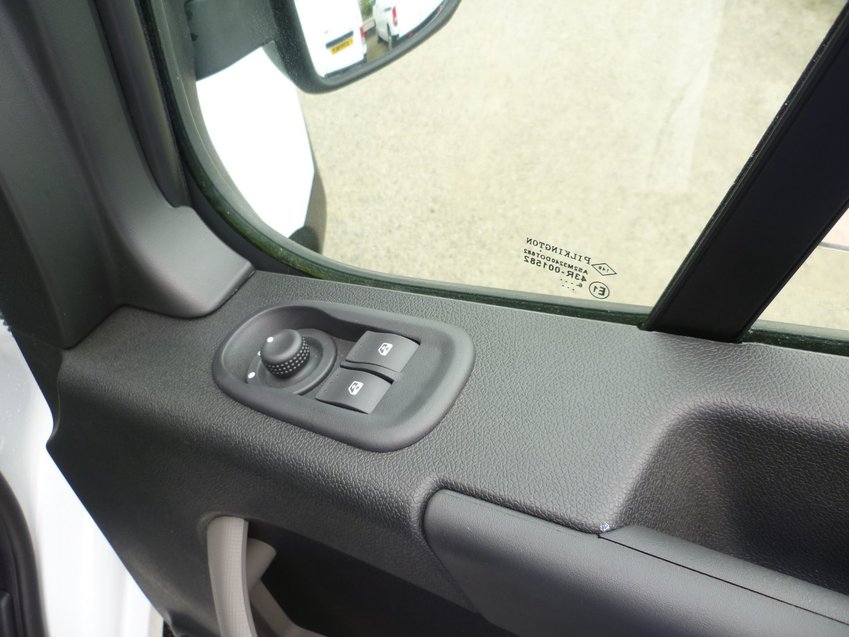 NISSAN NV400