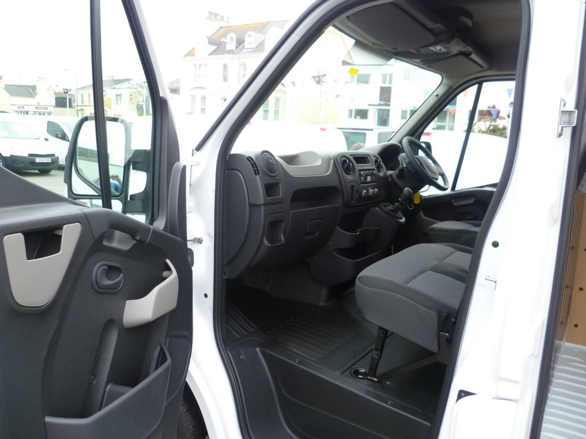 NISSAN NV400