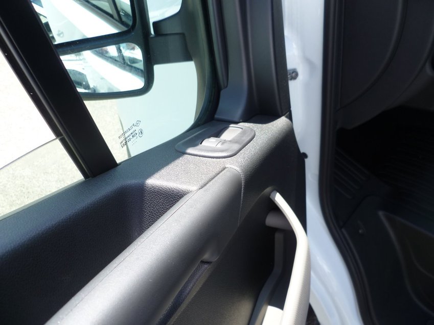 NISSAN NV400