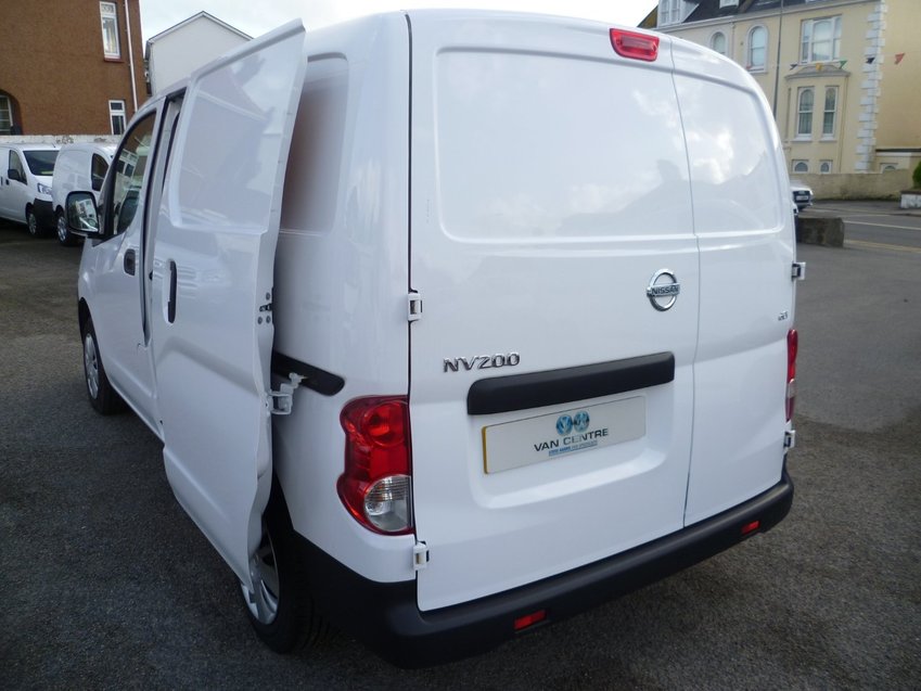 View NISSAN NV200 -