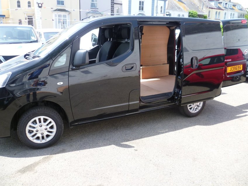 NISSAN NV200